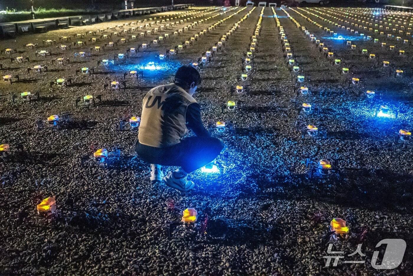 본문 이미지 - 충북 괴산군은 오는 23일 유기농엑스포 광장에서 열리는 '2025 괴산빨간맛페스티벌' 개막식에서 대규모 드론 아트쇼를 선보인다. 사진은 쇼를 준비하는 모습.(괴산군 제공)/뉴스1