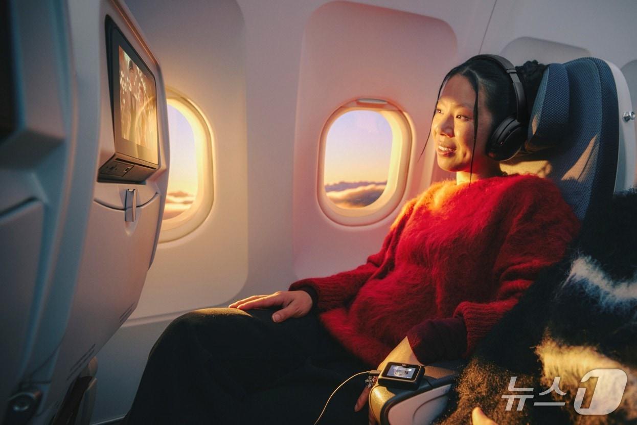 본문 이미지 - 오디오 트랜스미터(송신기)를 탑재한 고성능 노이즈 캔슬링 무선 헤드폰 'JBL 투어 원 M3 스마트 Tx'(하만 인터내셔널 제공)