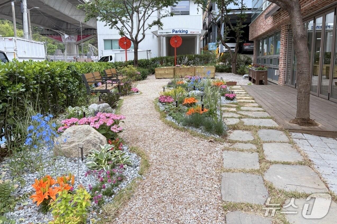 본문 이미지 -  서대문구가 서대문구보건소 별관에 새롭게 조성한 정원 모습.(서대문구청 제공)