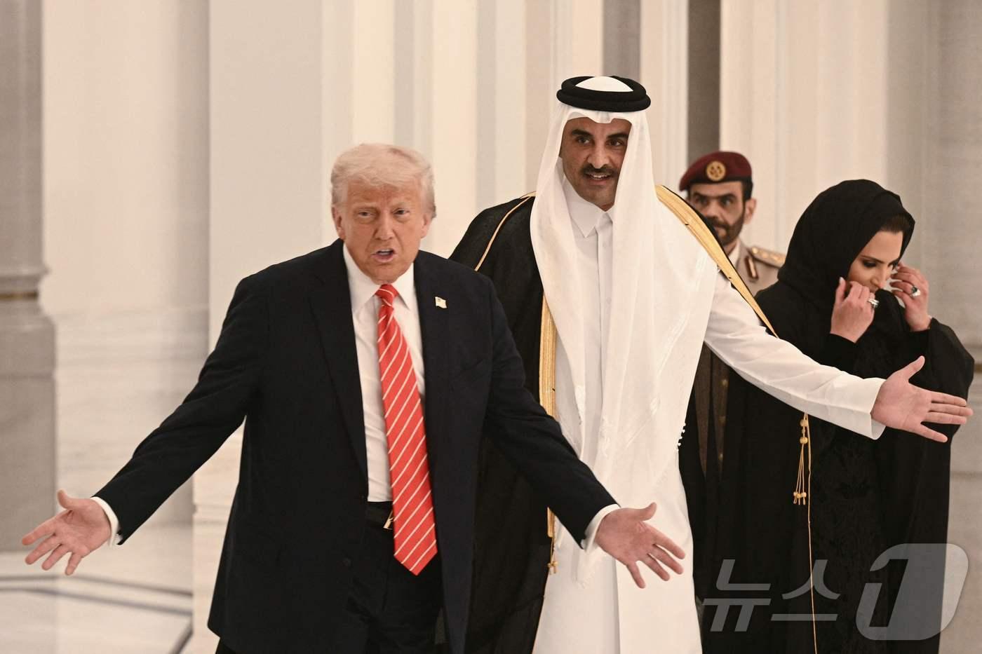 본문 이미지 - 도널드 트럼프 미국 대통령이 14일(현지시간) 도하 루사일 궁전에서 열린 국빈 만찬에 셰이크 타밈 빈 하마드 알사니 카타르 국왕과 도착을 하고 있다. 2025.05.15 ⓒ AFP=뉴스1 ⓒ News1 우동명 기자