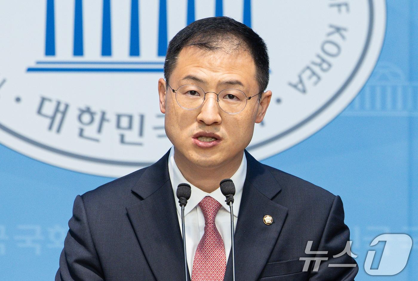 김상욱 무소속 의원이 15일 오전 서울 여의도 국회 소통관에서 기자회견을 열고 이재명 더불어민주당 대통령 후보를 공개 지지한다고 밝히고 있다. 2025.5.15/뉴스1 ⓒ News1 이재명 기자