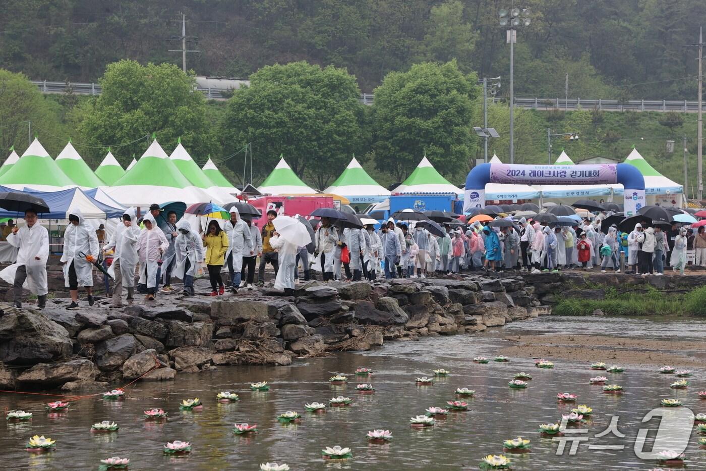 충북 진천군은 오는 18일 오전 9시부터 농다리 잔디광장에서 '2025 봄 레이크사랑 걷기대회'를 개최한다. 사진은 지난해 걷기대회 모습.(진천군 제공)/뉴스1