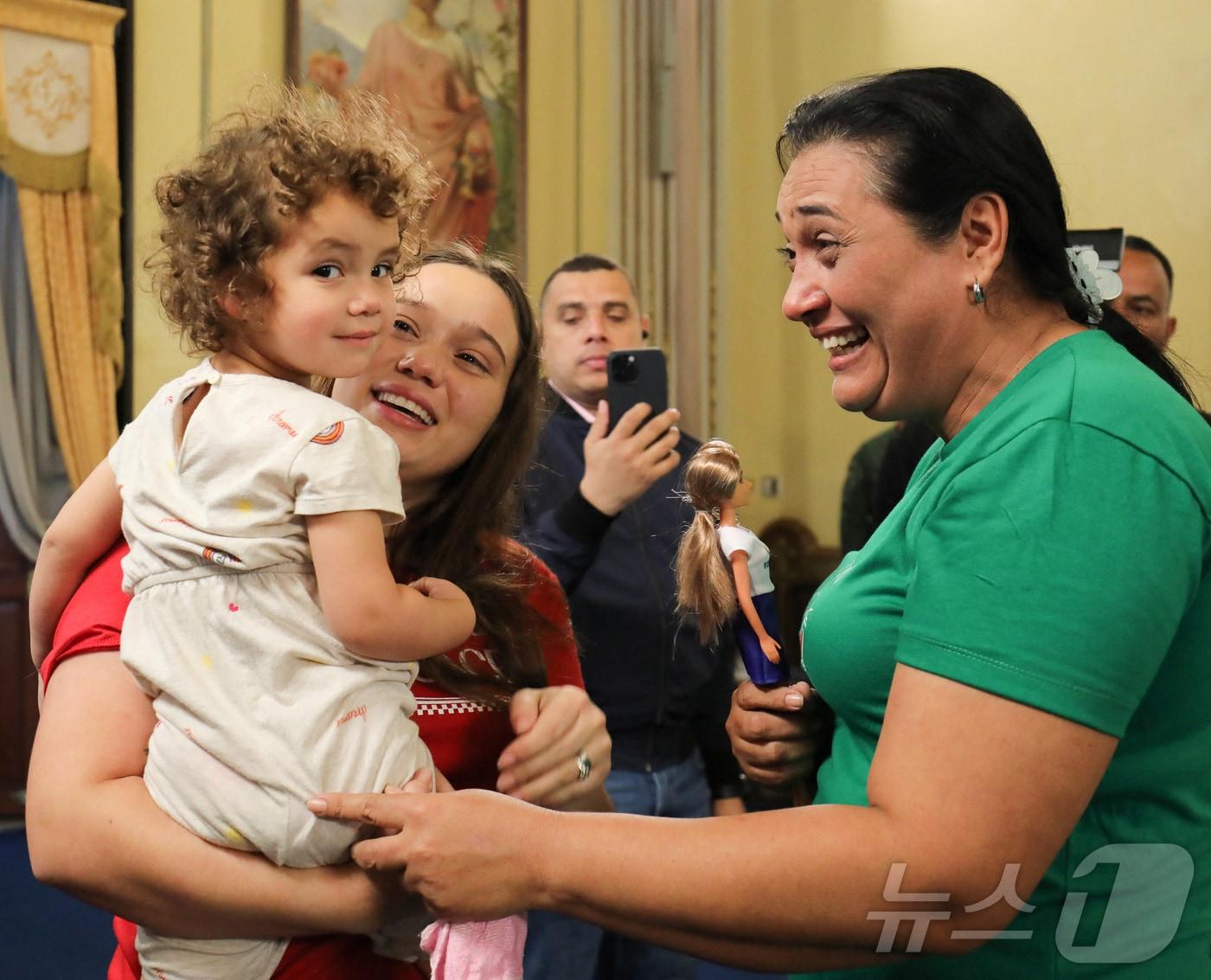 본문 이미지 - 14일&#40;현지시간&#41; 베네수엘라 카라카스의 미라플로레스궁에서 마이켈리스 에스피노사 베르날&#40;2&#41;이 엄마, 할머니를 만나고 있다. 2025.05.14 ⓒ 로이터=뉴스1 ⓒ News1 정지윤 기자