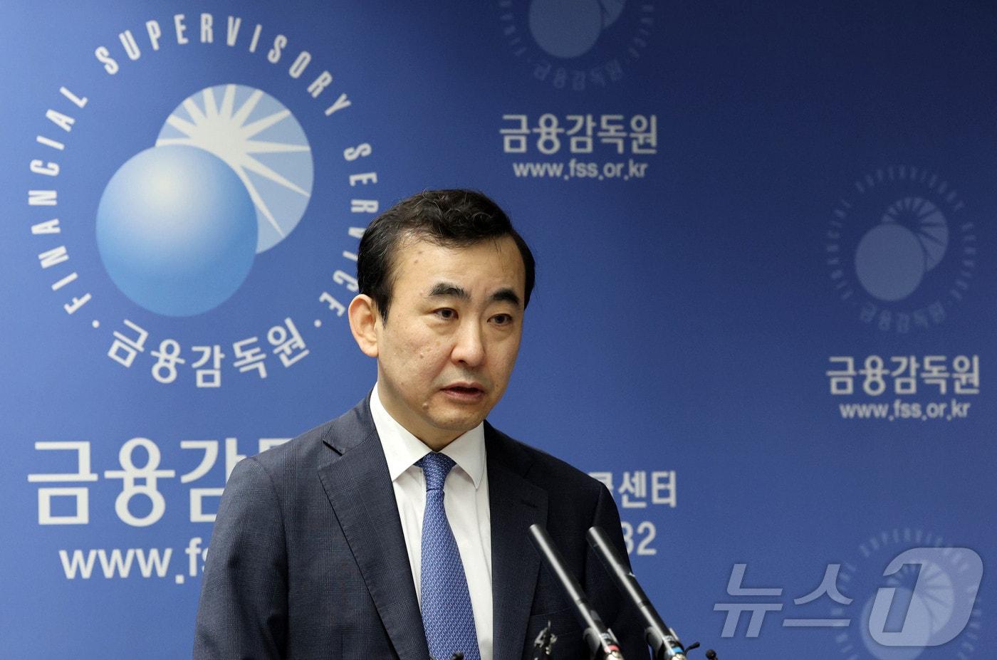 이세훈 금융감독원 수석부원장이 15일 서울 여의도 금융감독원에서 전 금융권 성과보수체계와 보험사의 지급여력비율 및 금융회사의 해외 부동산 대체투자와 킥스 도입 관련 대응 경과 및 향후 감독 방안에 대해 브리핑하고 있다. ⓒ News1 박세연 기자