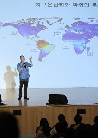 본문 이미지 - 2024년 불후의명강에서 최재천교수가 강연하는 모습(노원구 제공)