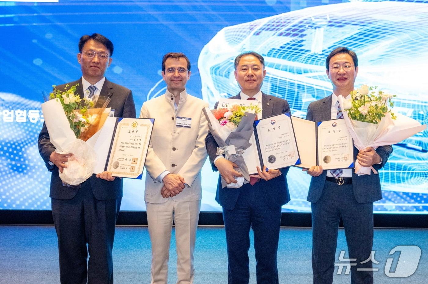 14일 서울 서초구 JW메리어트 호텔에서 한국자동차모빌리티산업협회(KAMA)가 주관한 제22회 자동차의날 행사에서 스테판 드블레즈 대표이사(왼쪽 두 번째)가 국무총리표창을 수상한 김수택 생산기술 담당 디렉터(왼쪽)와 장관표창을 수상한 김우상 차량시험 총괄 디렉터(오른쪽 두 번째), 이주형 품질담당 디렉터와 기념 사진을 촬영한 모습(르노코리아 제공). 2025.05.14.