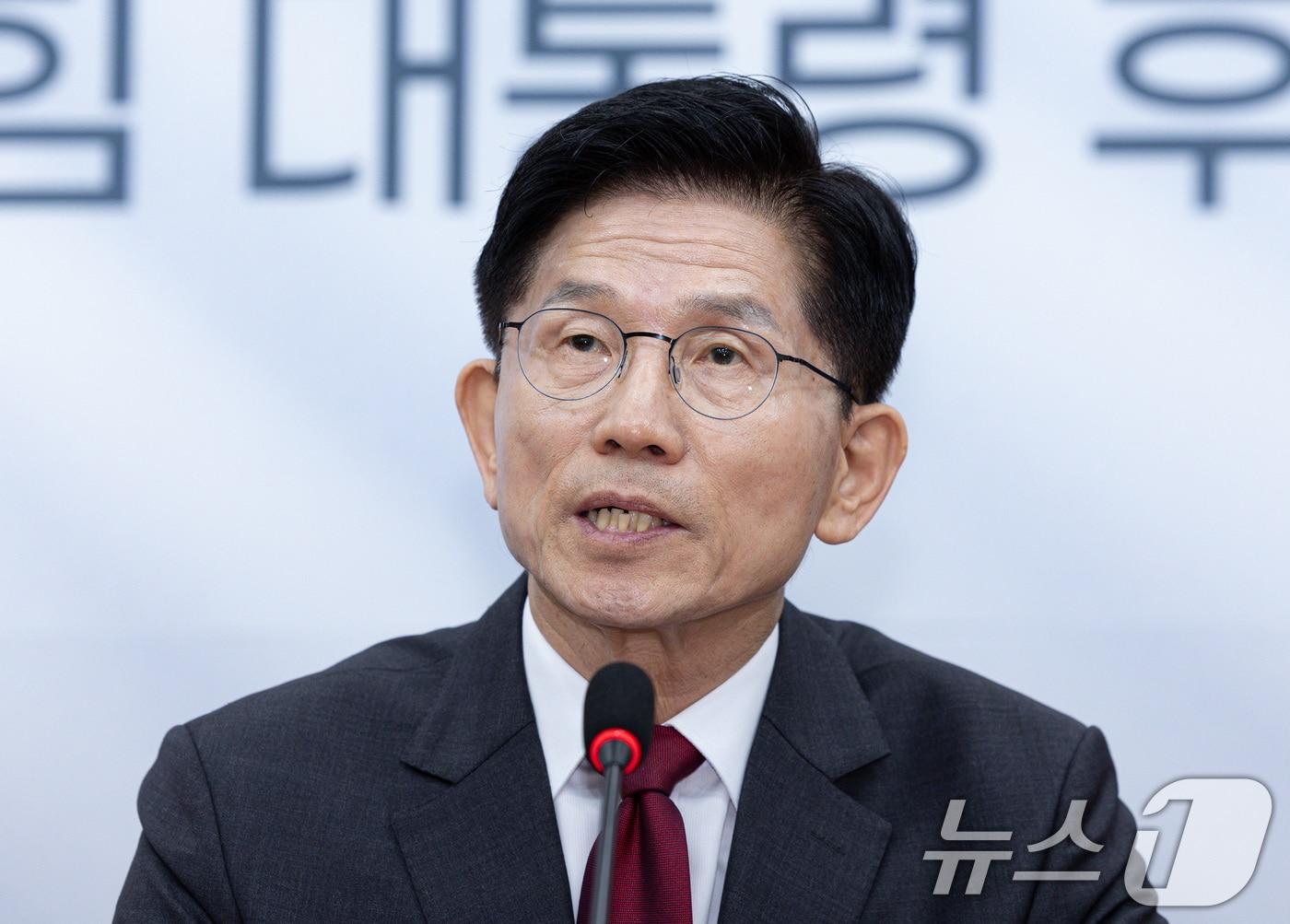 본문 이미지 - 김문수 국민의힘 대통령 후보가 15일 오전 서울 여의도 국회에서 기자회견을 하고 있다. 2025.5.15/뉴스1 ⓒ News1 이재명 기자