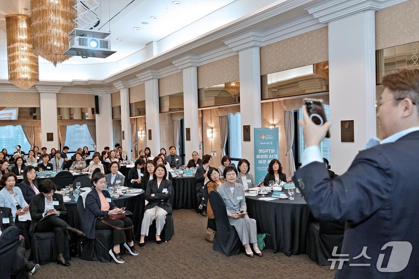 김덕진 IT커뮤니케이션연구소장이 현장에서 AI 음성인식 기능의 응용법을 소개하고 있다.&#40;한국양성평등교육진흥원 제공&#41;