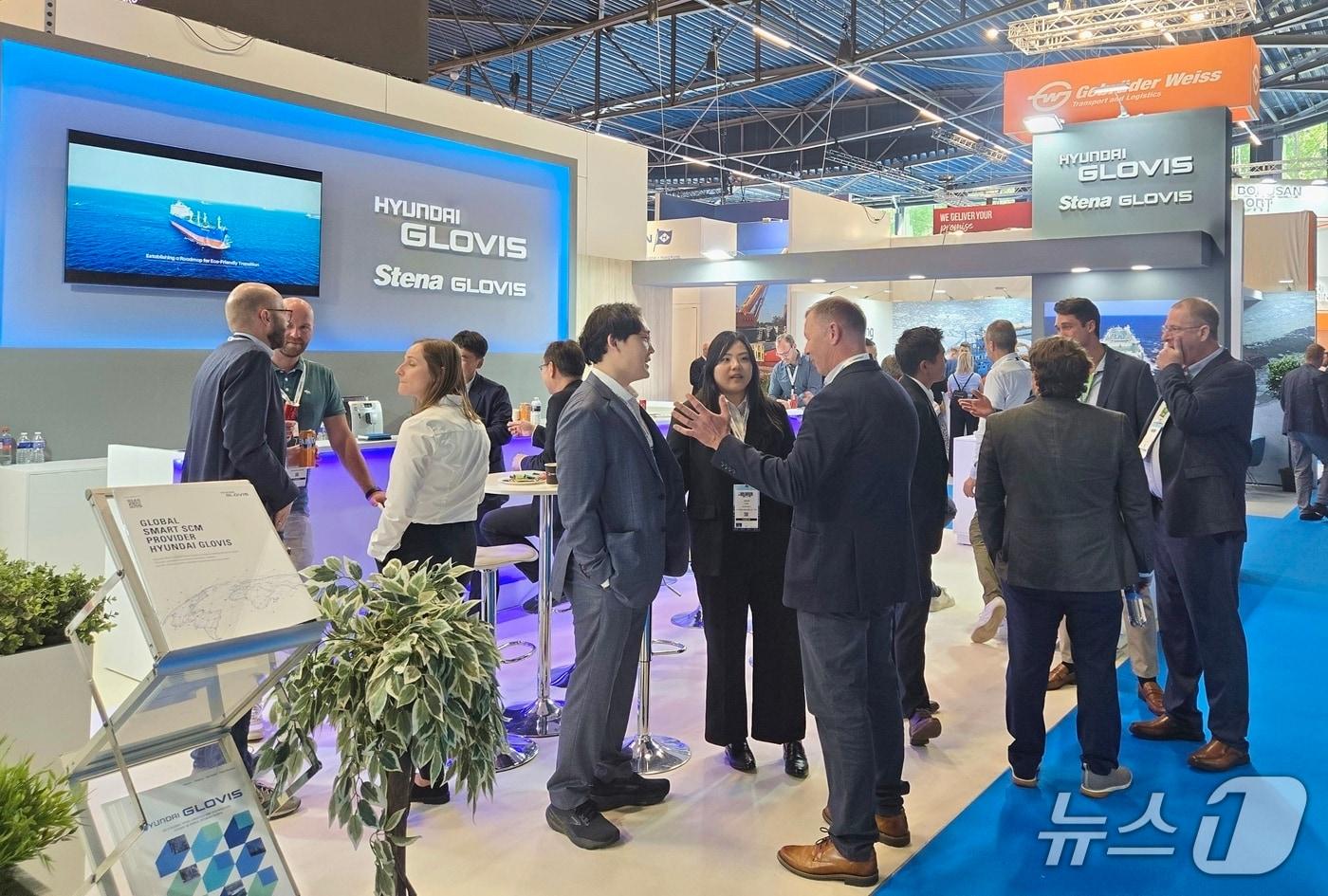 네덜란드 로테르담 아호이 컨벤션센터에서 13일(현지시간) 열린 '브레이브벌크 유럽(BBE) 2025'에서 현대글로비스 홍보 부스에 참관객들이 방문한 모습(현대글로비스 제공). 2025.05.13.