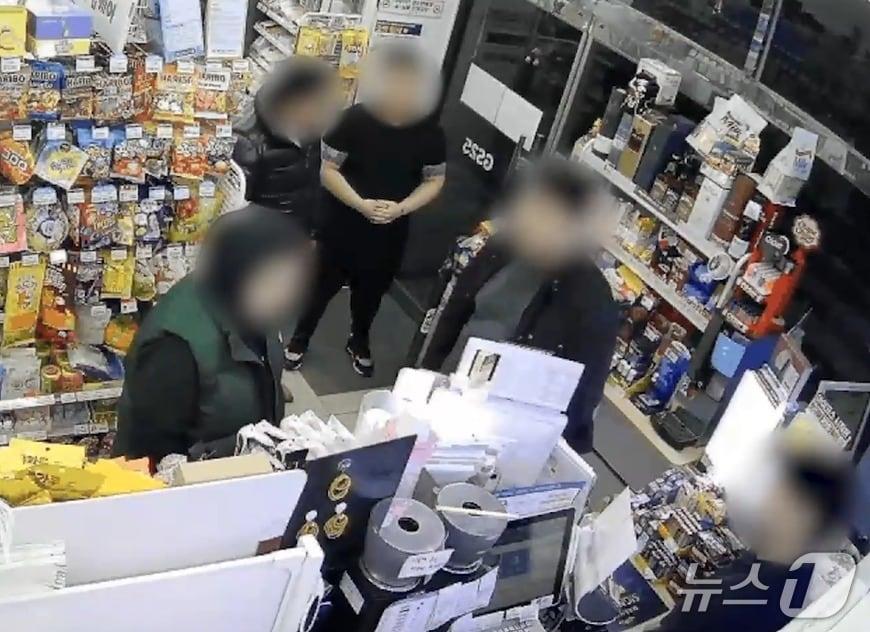 본문 이미지 - 피해자를 협박하는 모습.(충북경찰청 제공. 재판매 및 DB 금지)/뉴스1