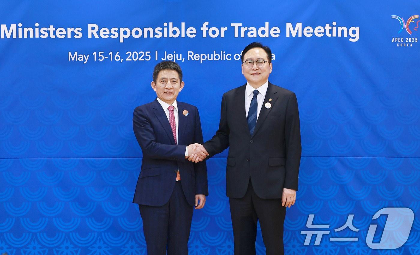 정인교 산업통상자원부 통상교섭본부장이 15일 제주 서귀포시 제주국제컨벤션센터에서 열린 &#39;2025 APEC 통상장관회의&#39;에 참석해 리청강 중국 상무부 국제무역협상대표 겸 부부장과 면담 후 기념 촬영을 하고 있다. &#40;산업통상자원부 제공. 재판매 및 DB 금지&#41; 2025.5.15/뉴스1