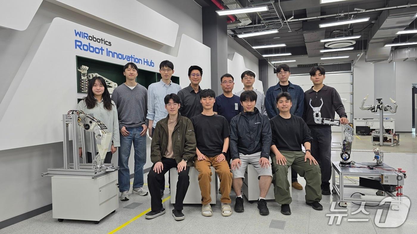 위로보틱스가 15일 충남 천안에 휴머노이드 로봇 연구개발(R&D) 플랫폼인 '로봇 이노베이션 허브'를 개소했다. 윗줄 왼쪽 두 번째부터 신유섭 연구원, 조세형 책임 연구원, 김용재 위로보틱스 공동대표, 이광규 연구소장.(위로보틱스 제공)