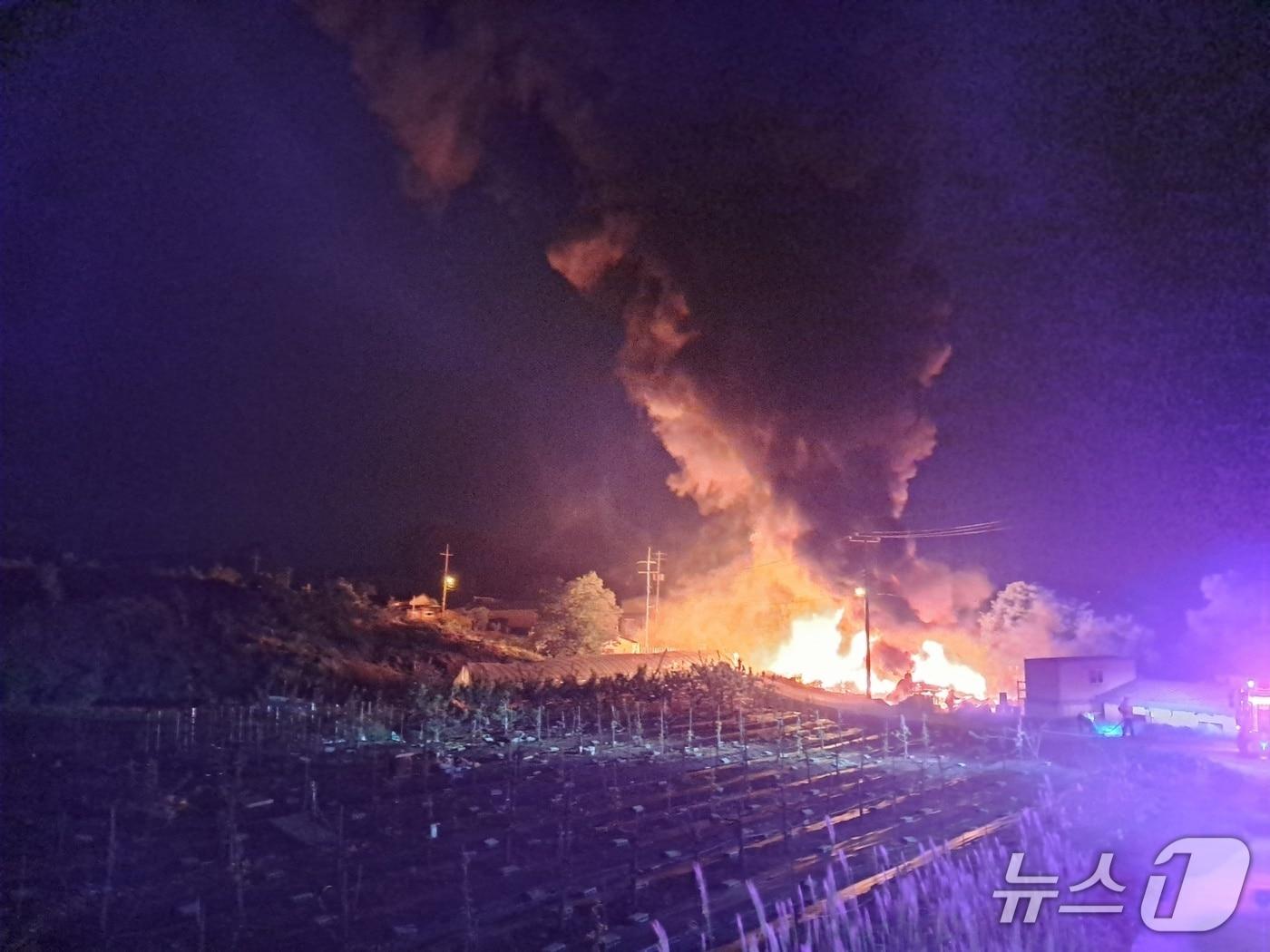 본문 이미지 -  15일 오전 3시 28분쯤 발생한 충북 음성군 삼성면 덕정리 페인트 공장 화재 모습 (음성소방서 제공. 재판매 및 DB금지)/뉴스1
