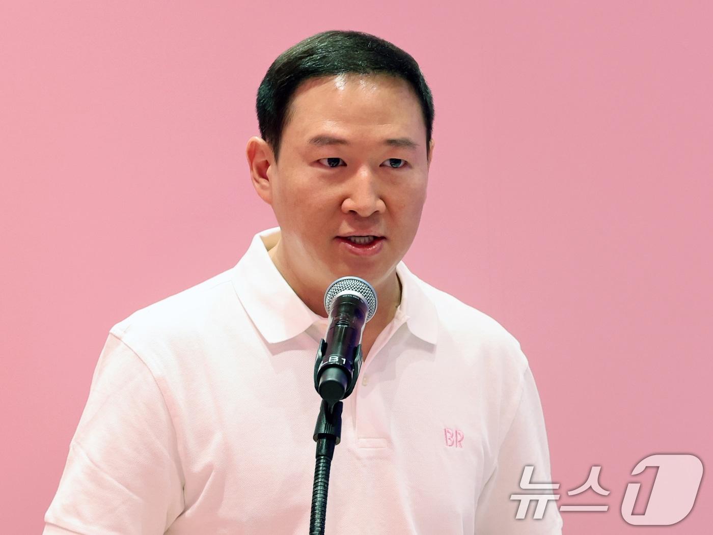 본문 이미지 - 허희수 SPC그룹 부사장이 15일 서울 강남구 배스킨라빈스 청담점에서 열린 &#39;오픈 미디어데이&#39;에서 인사말을 하고 있다. 오는 16일 정식 오픈하는 배스킨라빈스 청담점에서는 첫 프로젝트로 프리미엄 아이스크림 &#39;딥 콜렉션&#39;, 기능성 라인업 &#39;레슬리 에디션&#39; 등의 제품들을 선보인며, 디저트 제조 과정을 볼 수 있는 &#39;디저트 테라스&#39; 코너를 마련했다. 2025.5.15/뉴스1 ⓒ News1 황기선 기자