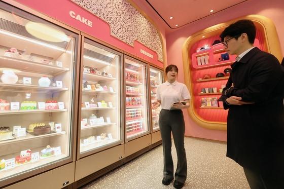 본문 이미지 - 서울 강남구 배스킨라빈스 청담점에서 직원이 매장을 소개하고 있다. 2025.5.15 ⓒ 뉴스1 황기선 기자