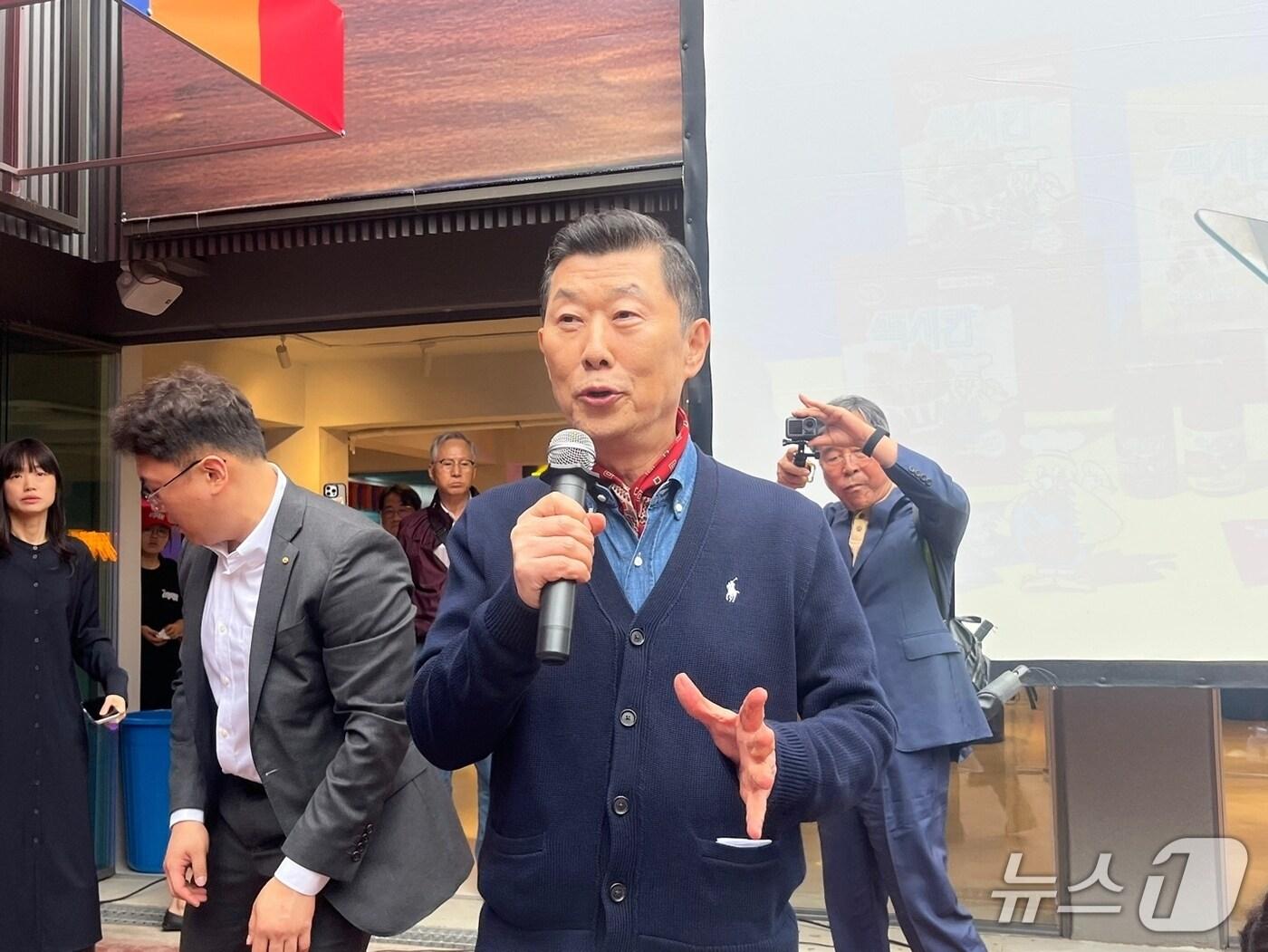 본문 이미지 - 김홍국 하림 회장 15일 서울 성수동에서 열린 '장하다 맥시칸' 팝업스토어에서 발언을 하는 모습.