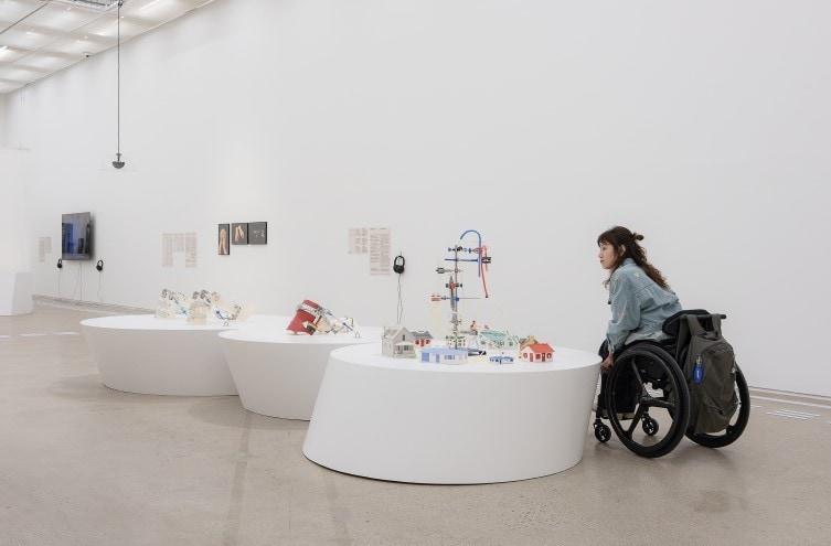 본문 이미지 - 기울인 몸들_전시 전경 (국립현대미술관 제공)