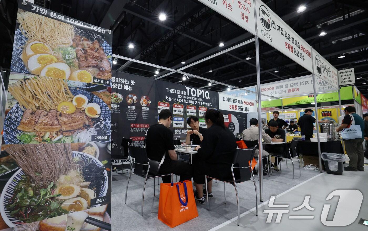 15일 서울 강서구 코엑스 마곡에서 열린 ‘제78회 프랜차이즈 창업박람회 2025’를 찾은 예비창업자들이 창업상담을 받고 있다. 2025.5.15/뉴스1 ⓒ News1 박세연 기자