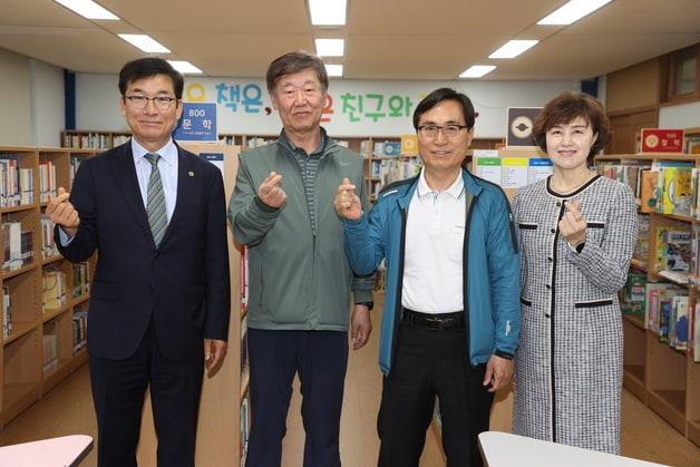 본문 이미지 - 윤건영 충북교육감이 15일 청주 덕성초등학교에서 동행교육지원단으로 재능기부를 하는 퇴직 교사들을 만나 감사의 마음을 전했다.(충북교육청 제공. 재판매 및 DB금지)/뉴스1