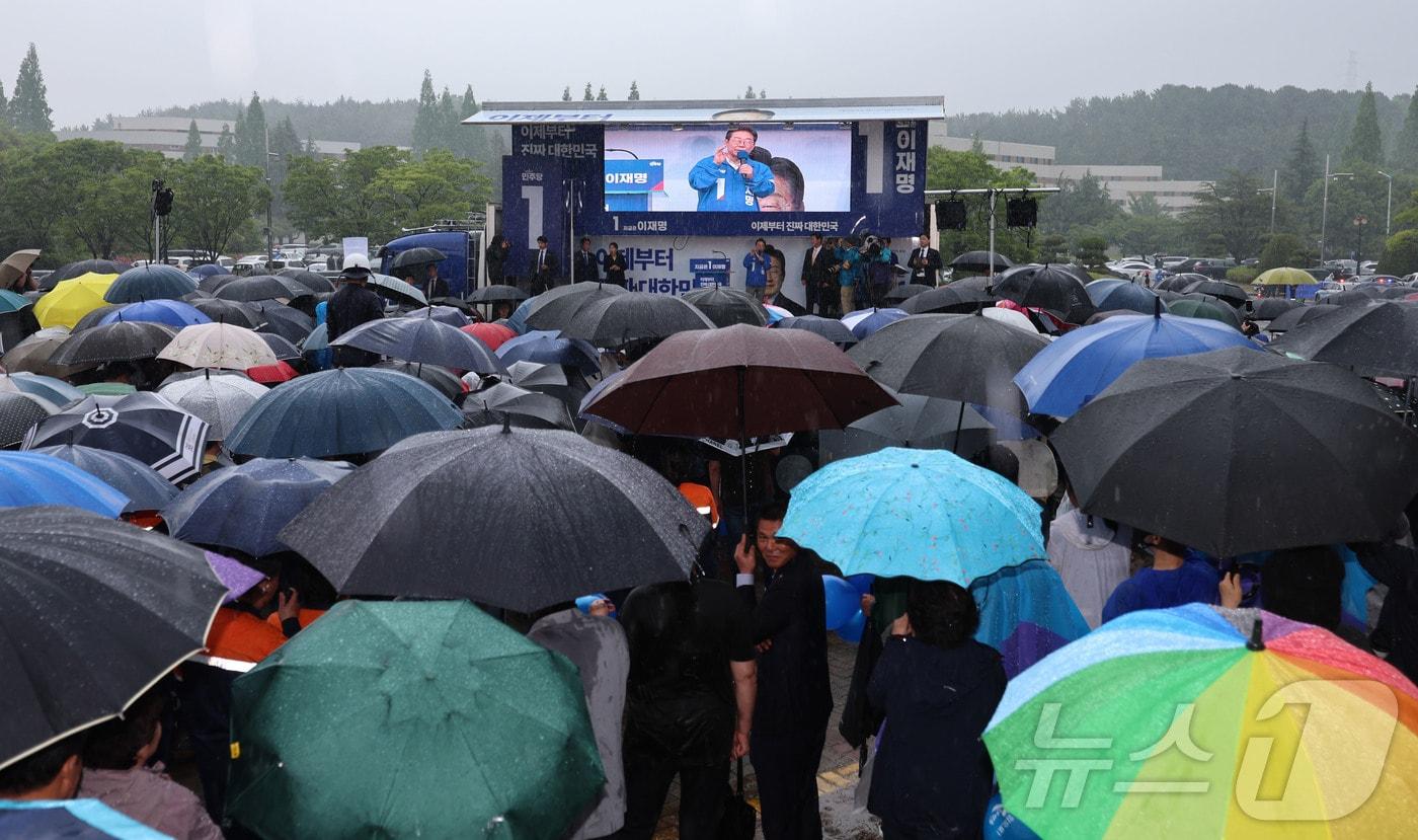 이재명 더불어민주당 대통령 후보가 &#39;이순신 호국 벨트&#39; 유세차 15일 전남 광양시 전남드래곤즈구장 북문을 찾아 지지를 호소하고 있다. &#40;공동취재&#41; 2025.5.15/뉴스1 ⓒ News1 안은나 기자