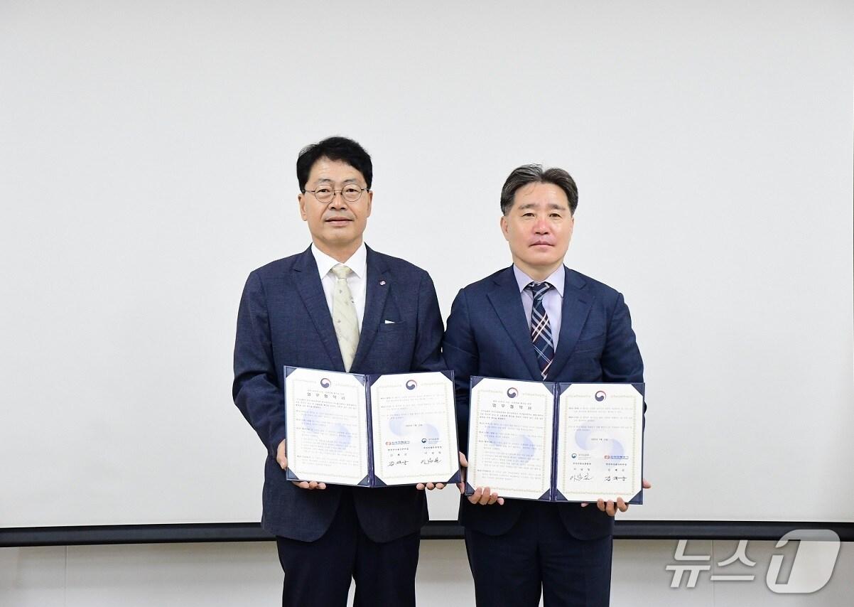 본문 이미지 - 김재군 한국전력공사 부산울산본부장(왼쪽)과 이남일 부산지방보훈청장이 보훈문화 확산을 위한 업무협약을 맺고 기념사진을 찍고 있다.(부산보훈청 제공. 재판매 및 DB 금지)
