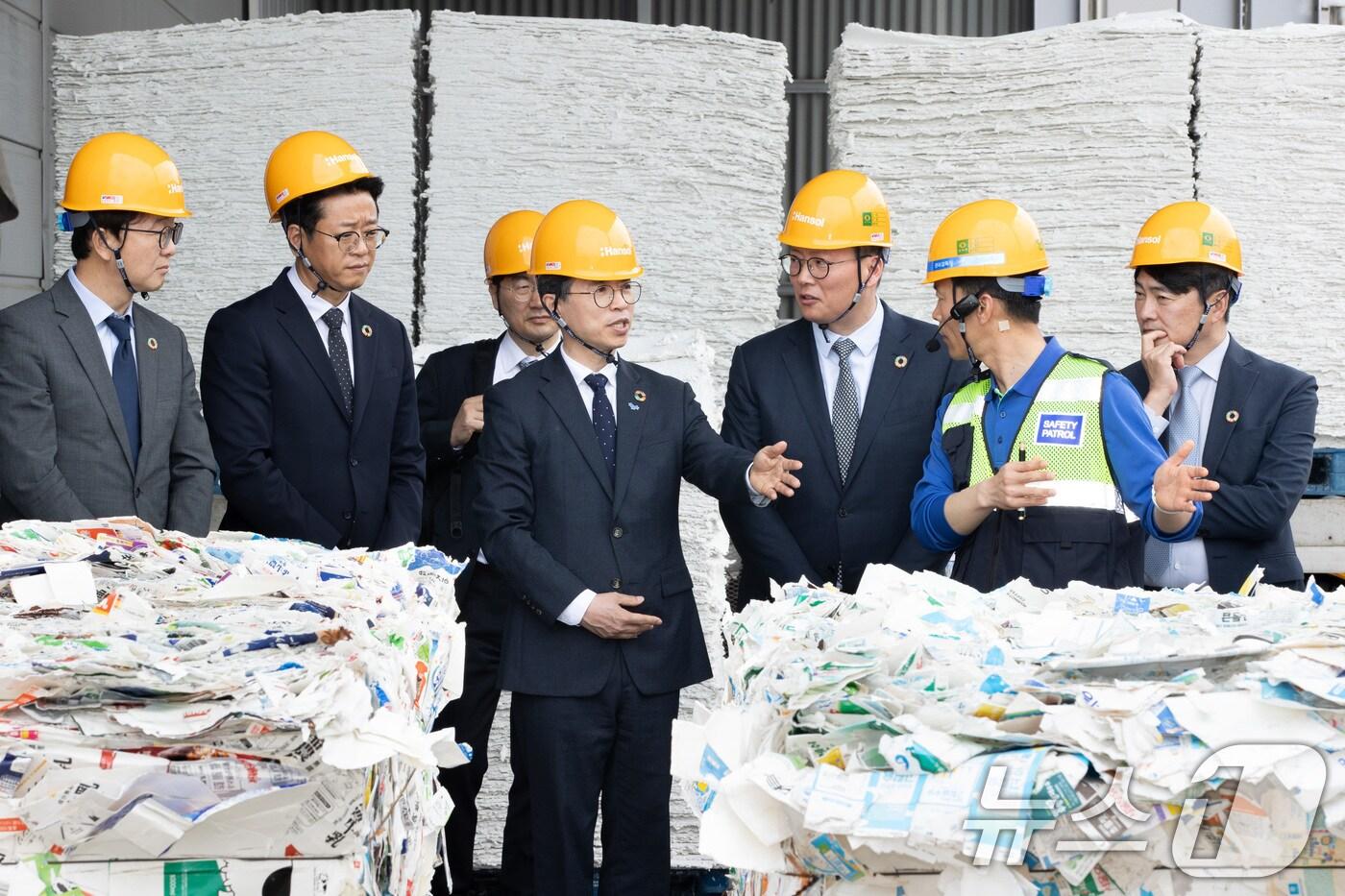 김완섭 환경부장관이 대전시 대덕구 소재 한솔제지 대전공장에서서 &#39;온라인 플랫폼 활용 종이팩 회수 시범사업 업무협약&#39;을 체결하고 종이팩이 재생펄프로 재활용되는 공정을 살펴보고 있다. &#40;환경부 제공. 재판매 및 DB 금지&#41; 2025.5.15/뉴스1