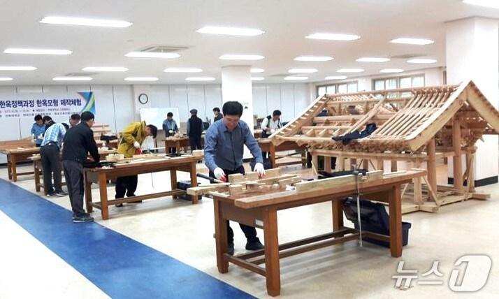 본문 이미지 - 전북대 한옥건축사업단 교육 모습.(전북대 제공, 재판매 및 DB 금지)/뉴스1