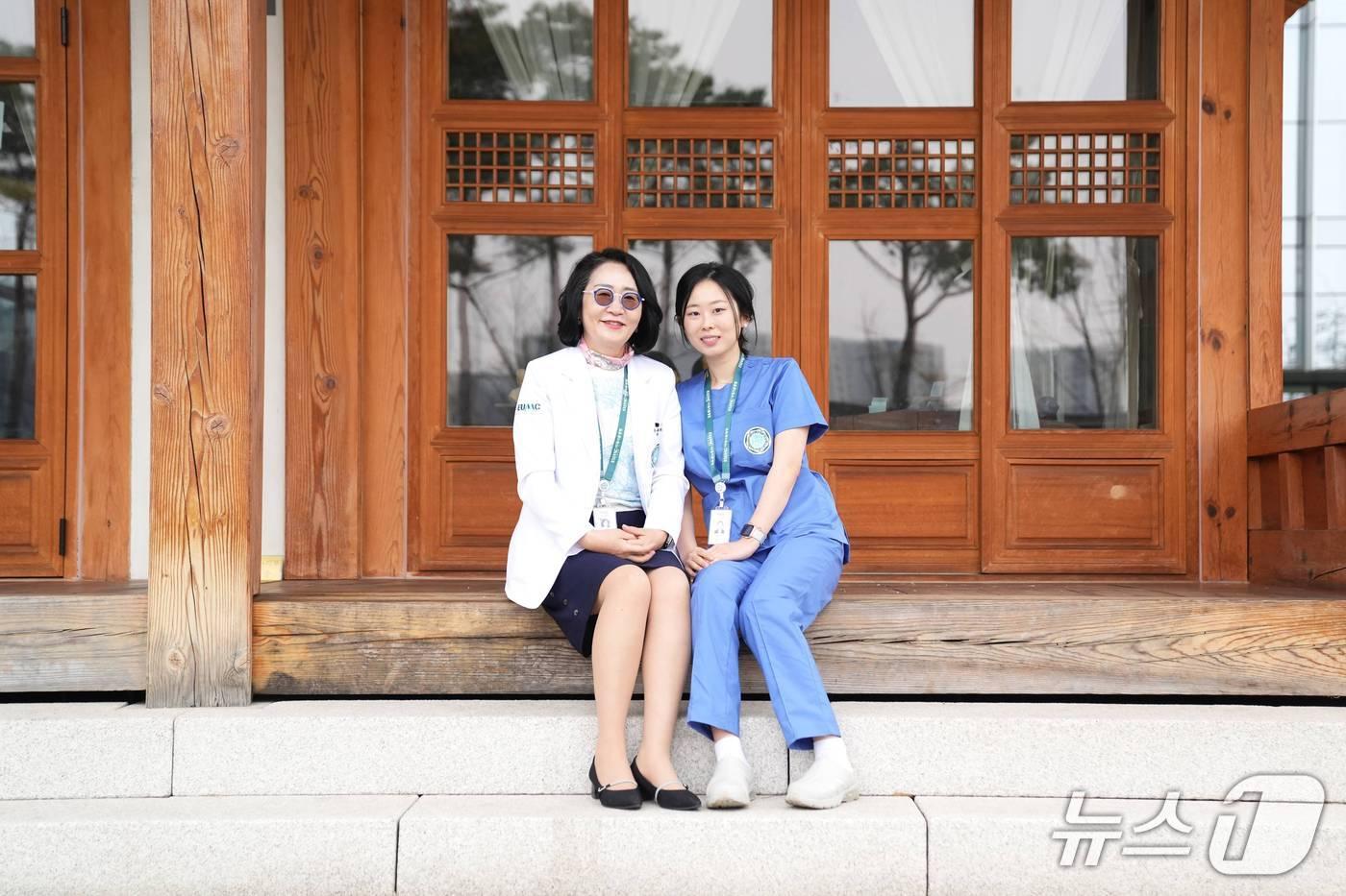 본문 이미지 - 이대서울병원 내 위치한 보구녀관에서 기념촬영을 한 정성애 교수(왼쪽)와 김재아 간호사.(이대서울병원 제공)