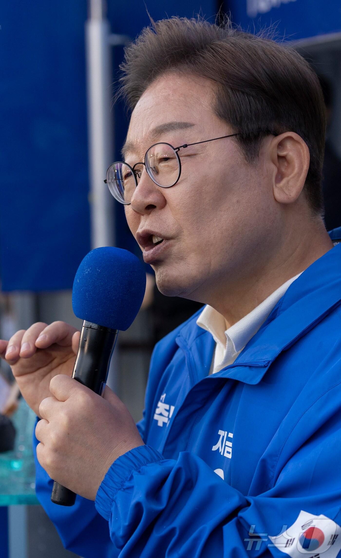 본문 이미지 - 이재명 더불어민주당 대통령 후보가 '이순신 호국 벨트' 유세차 15일 전남 광양시 전남드래곤즈구장 북문을 찾아 지지를 호소하고 있다. (공동취재) 2025.5.15/뉴스1 ⓒ News1 안은나 기자