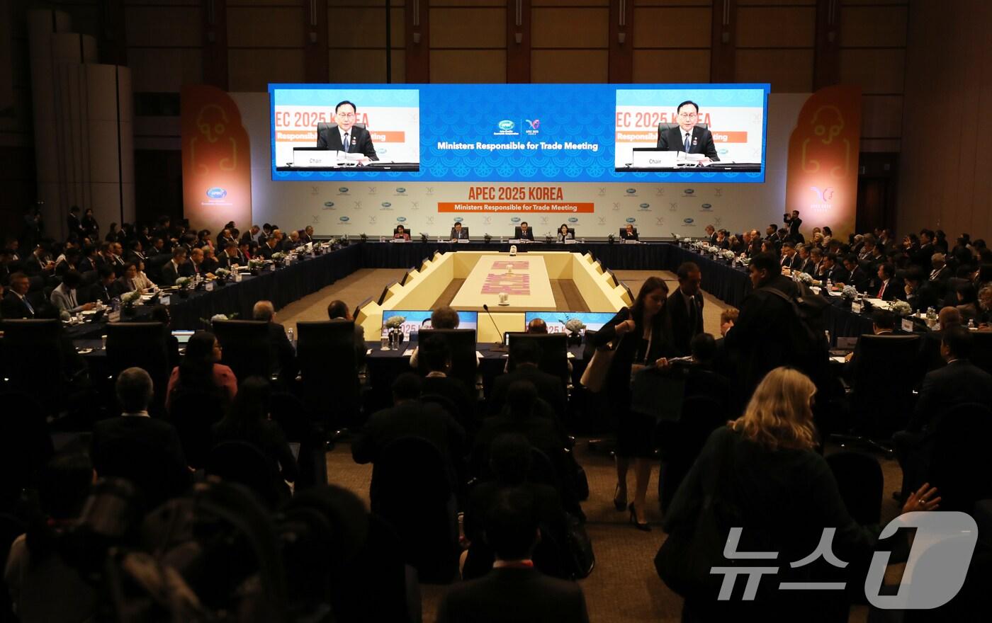 정인교 산업통상자원부 통상교섭본부장이 15일 제주 서귀포시 제주국제컨벤션센터에서 열린 &#39;2025 APEC 통상장관회의&#39; 개회식에서 개회사를 하고 있다. 2025.5.15/뉴스1 ⓒ News1 오현지 기자