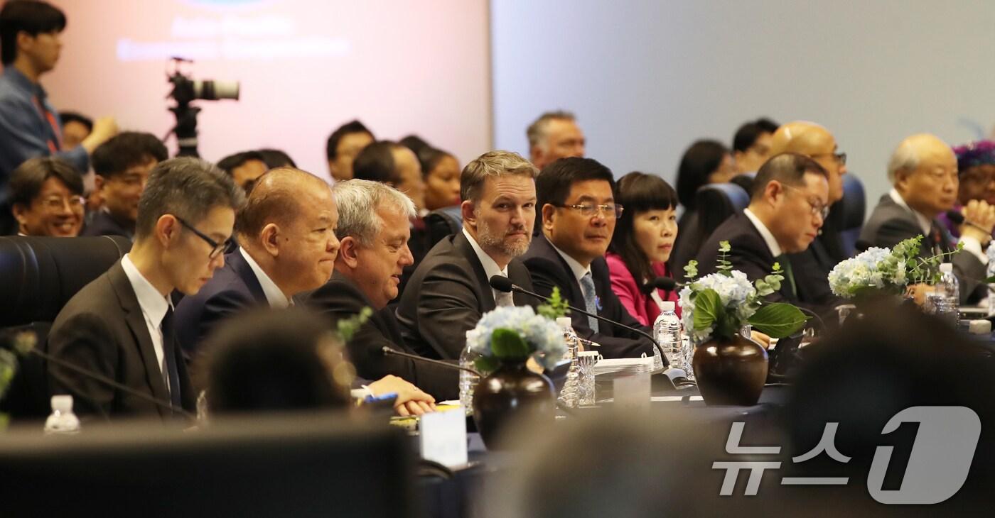 제이미슨 그리어 미국무역대표부(USTR) 대표 등 APEC 21개 회원국 대표들이 5일 제주 서귀포시 제주국제컨벤션센터에서 열린 '2025 APEC 통상장관회의' 개회식에 배석해 있다. 2025.5.15/뉴스1 ⓒ News1 오현지 기자