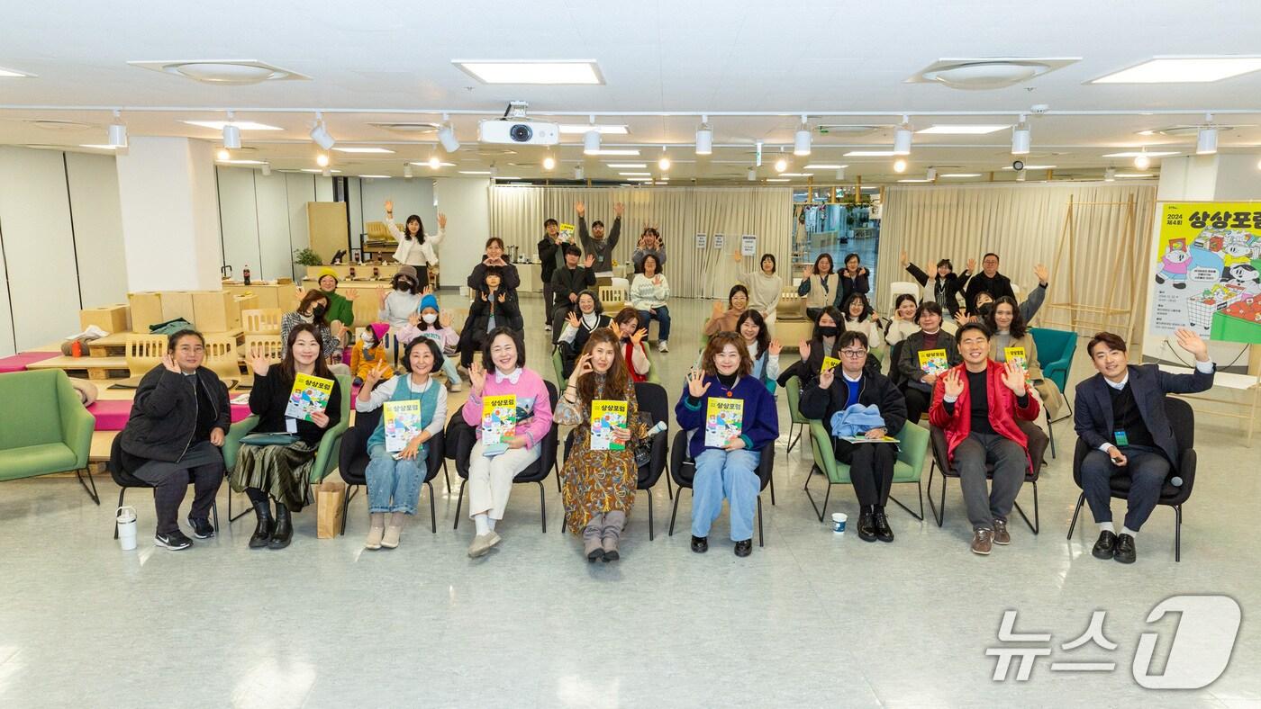 본문 이미지 - 지난해 진행된 문화 어젠다 연구모임 ‘상상포럼’에 참석한 이들이 기념촬영을 하고 있는 모습.(용인문화재단 제공)