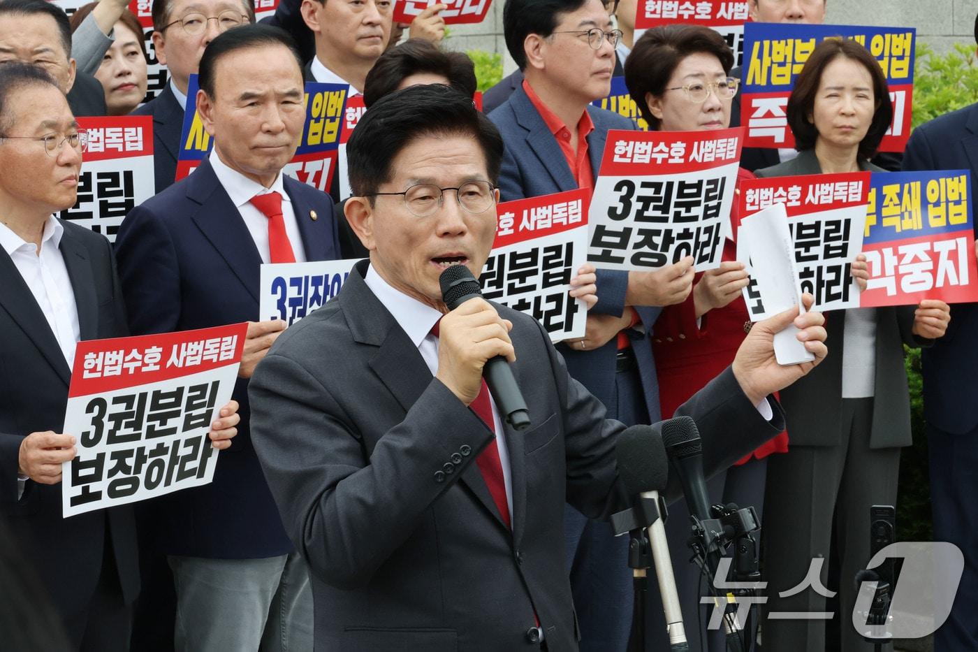 본문 이미지 - 김문수 국민의힘 대통령 후보가 15일 오후 서울 서초동 대법원 앞에서 열린 사법부수호 및 더불어민주당 규탄대회에서 발언하고 있다. ⓒ News1 이광호 기자