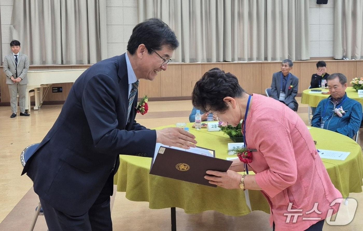 2025년 1회 초졸 검정고시 충북 도내 최고령 합격자인 한성순 씨(79)가 15일 윤건영 충북교육감으로부터 합격증을 받고 있다.(증평군 제공)/뉴스1