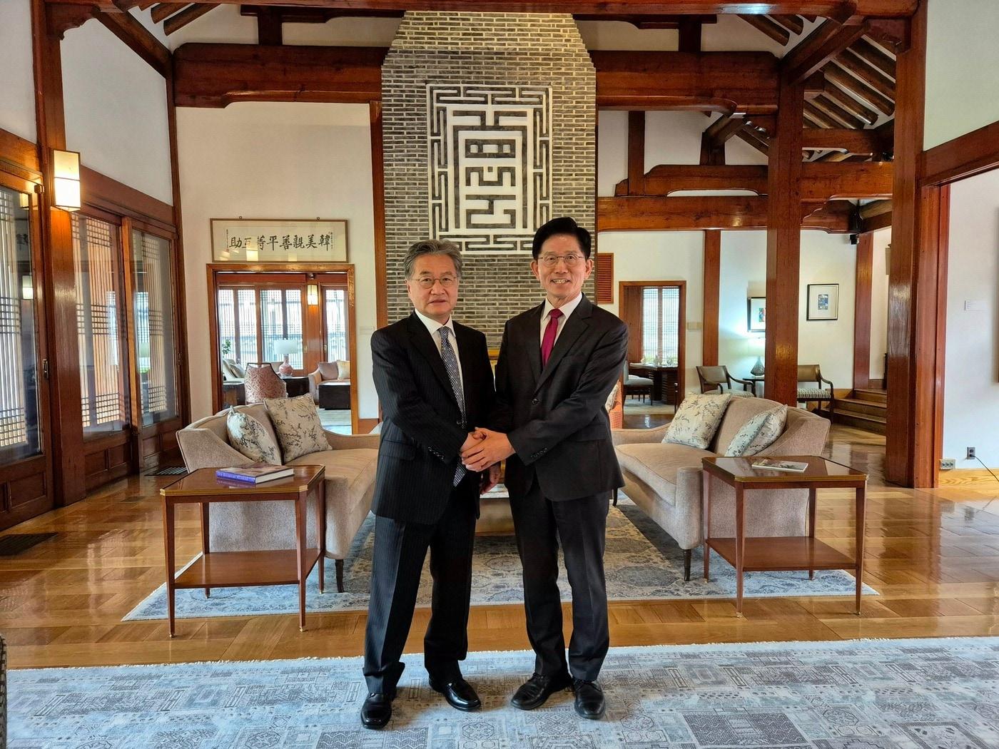 본문 이미지 - 김문수 국민의힘 대통령 후보(오른쪽)와 조셉 윤 주미대사대리의 15일 오찬 겸 회담 모습(주한미국대사관 제공).