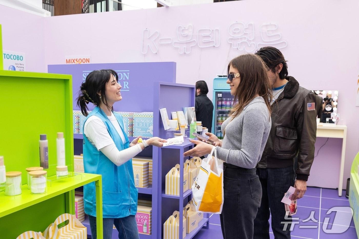 본문 이미지 - 랜딩인터내셔널, 미국 로스앤젤레스 'K뷰티 마트' 제품 체험 현장(랜딩인터내셔널 제공)