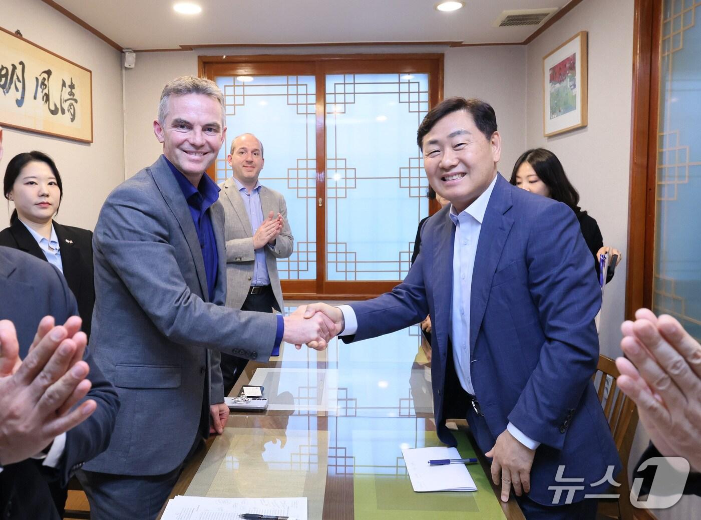 본문 이미지 - 15일 전북자치도청에서 김관영 전북지사와 개러스 위어 주한영국대산관 부대사가 악수를 하며 기념 촬영을 하고 있다.(전북자치도 제공)/뉴스1 