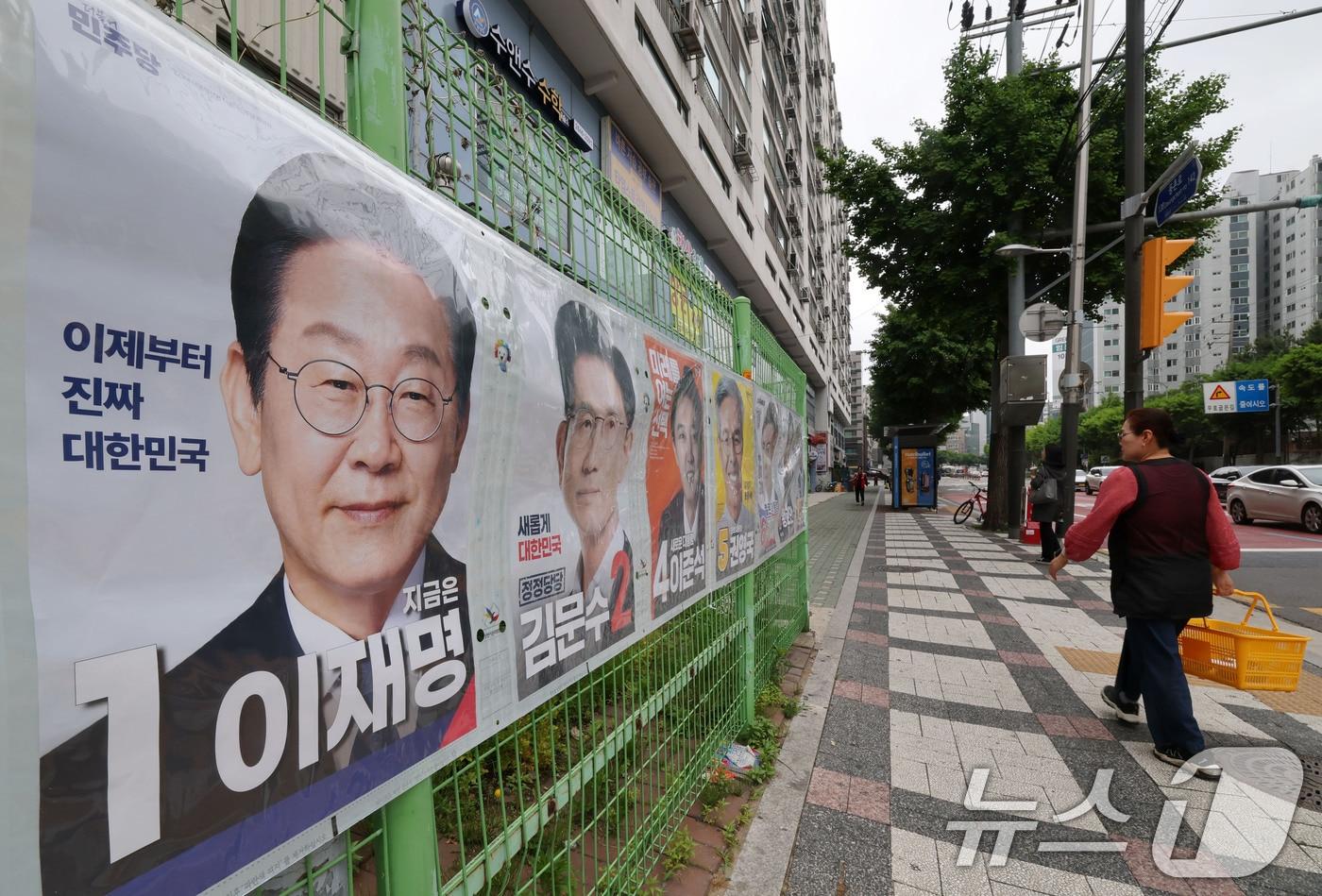 15일 서울 양천구 목동2차 성원아파트 앞에 제21대 대통령선거 후보자 벽보가 부착돼 있다. 선거벽보는 이날부터 전국 8만2900여 곳에 첩부된다. 2025.5.15/뉴스1 ⓒ News1 박세연 기자