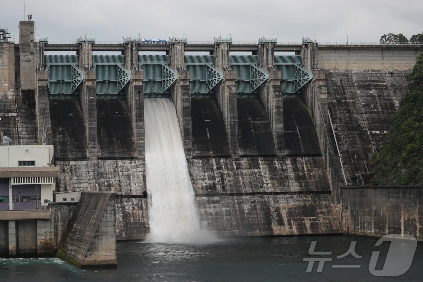 본문 이미지 - 2025년 충주댐 시험 방류 모습. ⓒ 뉴스1 김기태 기자