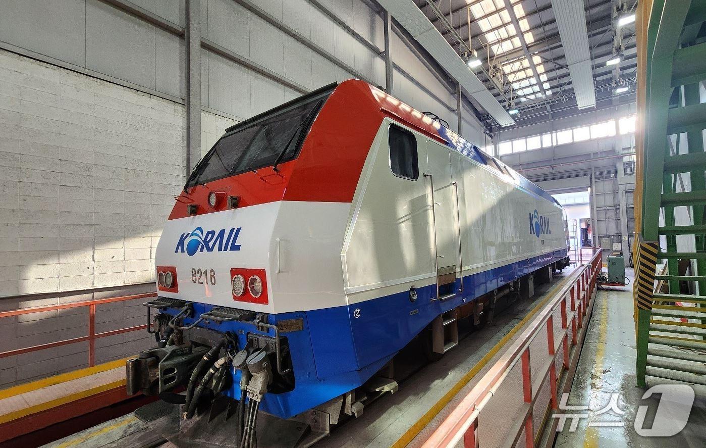 본문 이미지 - 친환경 필름을 시공한 전기기관차 (코레일 제공.재판매 및 DB금지)/뉴스1