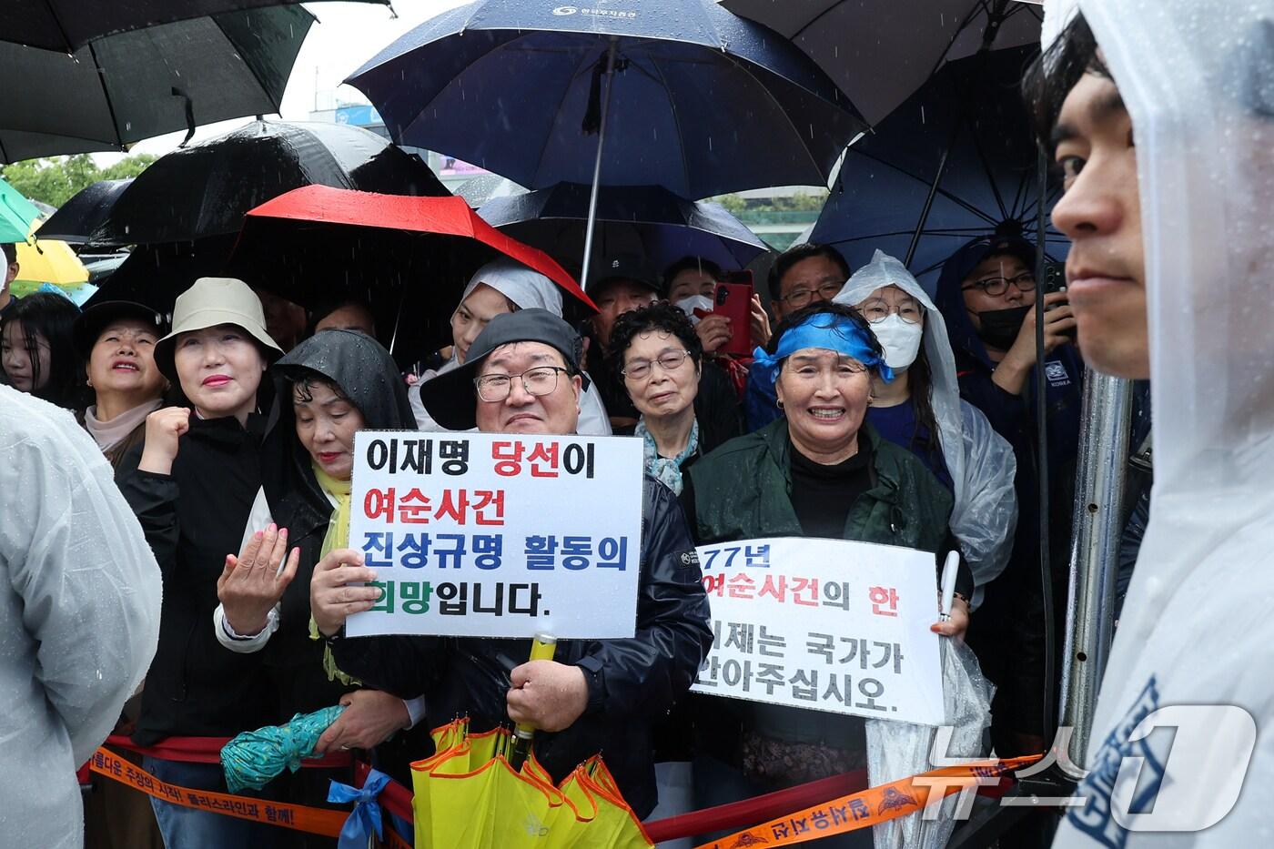 이재명 더불어민주당 대통령 후보가 '이순신 호국 벨트' 유세차 15일 오후 전남 여수시 이순신 광장을 찾아 지지를 호소하는 가운데 일부 시민들이 여순사건 진상규명을 촉구하고 있다. 2025.5.15/뉴스1 ⓒ News1 안은나 기자