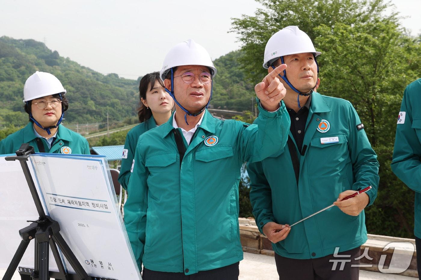 지난 14일 정인화 광양시장(오른쪽 두번째)이  주요 공사현장 4곳을 점검하고, 재해로부터 시민들의 생명과 재산을 보호할 수 있도록 시설관리를 철저히 할 것을 주문했다.(광양시 제공)
