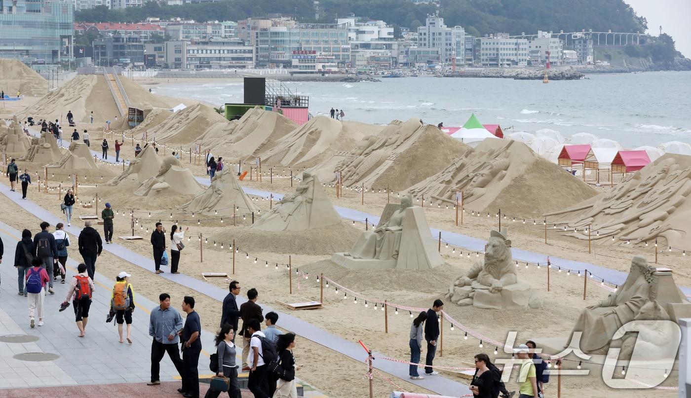 본문 이미지 - 15일 오후 부산 해운대해수욕장을 찾은 시민, 관광객들이 다양한 모래조각 작품을 구경하고 있다.2025.5.15/뉴스1 ⓒ News1 윤일지 기자