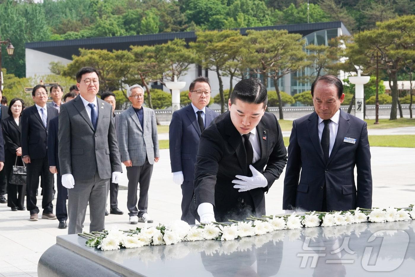 김이수 학교법인 조선대 이사장과 김춘성 조선대 총장, 임채효 총학생회장 등이 14일 광주 북구 국립 5·18민주묘지를 참배하고 있다.&#40;조선대 제공. 재배포 및 DB 금지&#41;