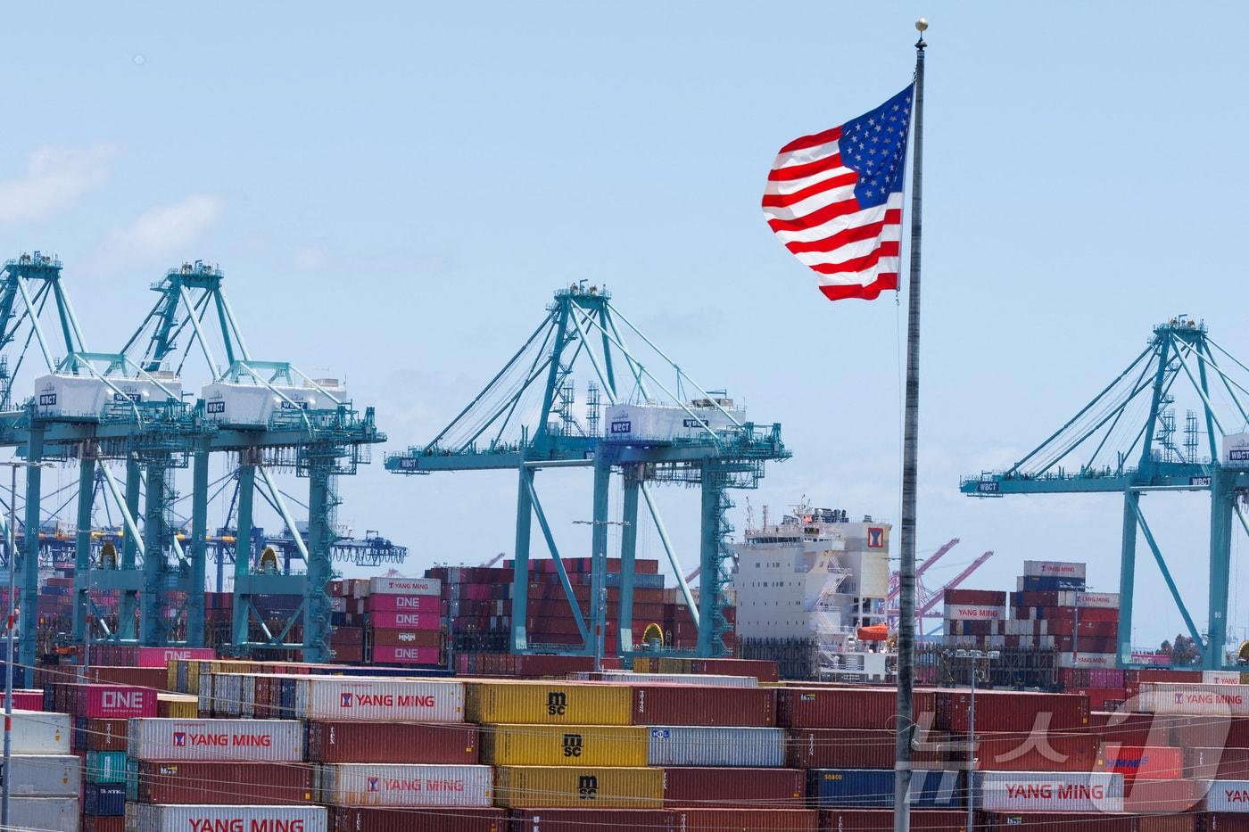 미국 캘리포니아주 로스앤젤레스항에 선적된 컨테이너 위로 미국 성조기가 나부끼고 있다. 2025.05.13. ⓒ 로이터=뉴스1 