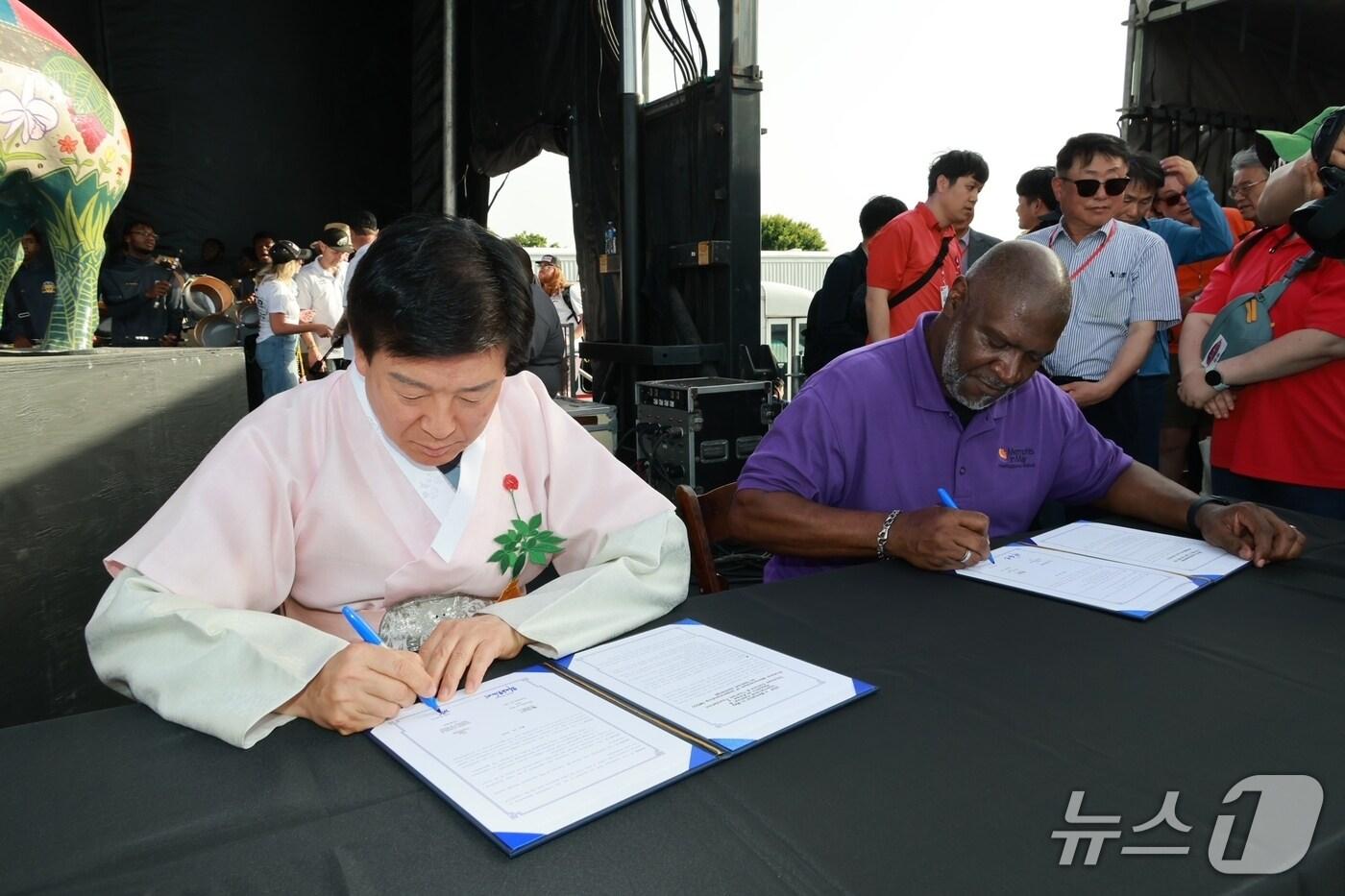 본문 이미지 - 금산문화관광축제재단과 멤피스 인 메이 국제축제재단 간 양해각서(MOU)가 체결됐다. 왼쪽이 금산문화관광축제재단 이사장인 박범인 금산군수(금산군 제공.재판매 및 DB금지)/뉴스1
