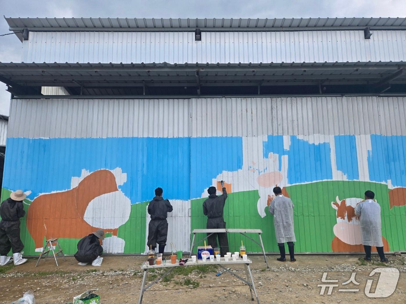 본문 이미지 - ‘예쁜 농장, 벽화 그리기’ 행사.&#40;농협 강원본부 제공. 재판매 및 DB금지&#41;/뉴스1