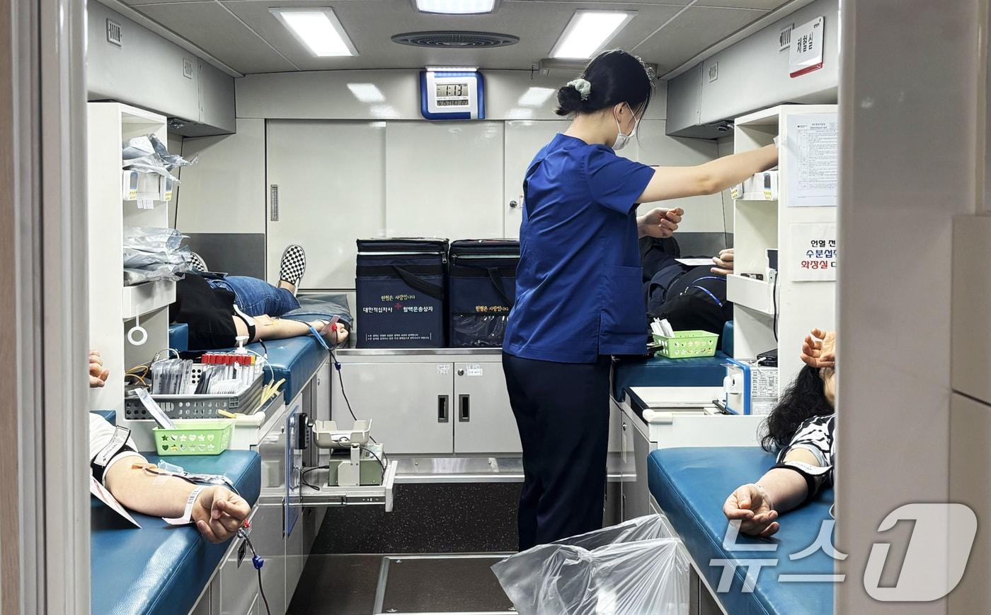 광주 헌혈 버스에서 공직자들이 헌혈 캠페인에 참여하고 있다.&#40;광주시 제공. 재판매 및 DB 금지&#41; ⓒ News1