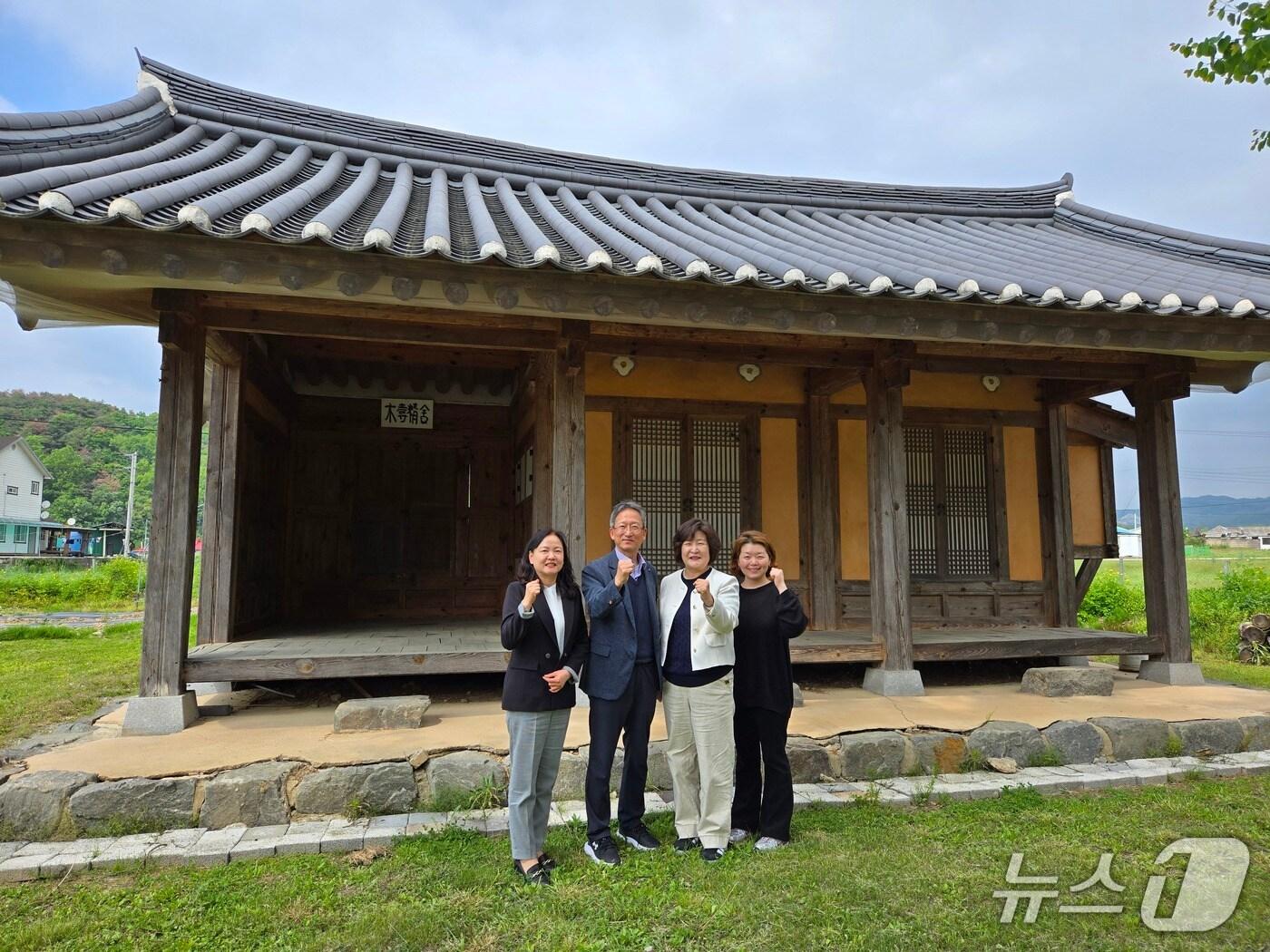 본문 이미지 - 이경원 강원조달청장은 15일 홍천에 위치한 ㈜한옥과문화 찾아 공공 조달 시장 진입을 위한 맞춤형 지원에 대해 안내했다.&#40;강원조달청 제공. 재판매 및 DB금지&#41;/뉴스1