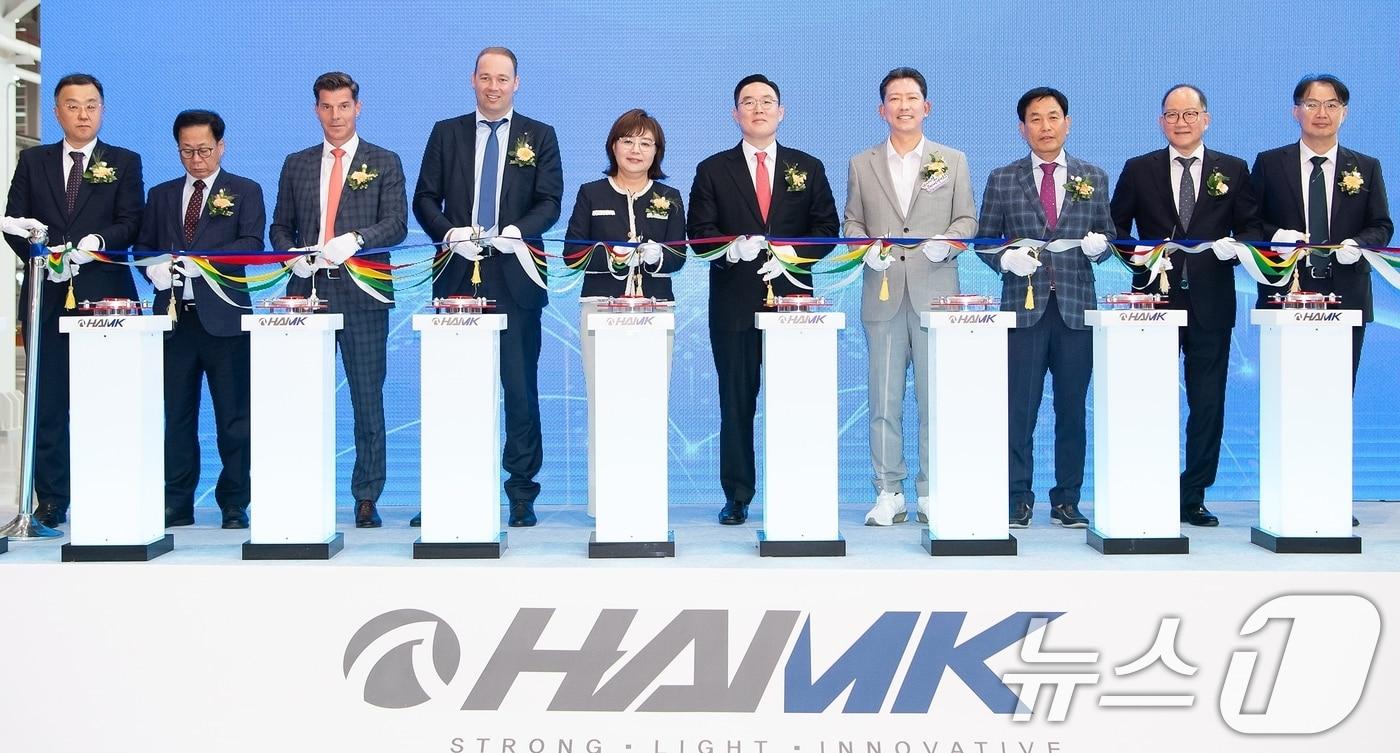 본문 이미지 - 15일 열린 하이엠케이 구미공장 준공식에서 김장호 구미시장(오른쪽 네번째)이 LS전선 구본규 대표이사, 하이엠케이 조정우 대표이사 등 내빈들과 테이프 컷팅을 하고 있다. (구미시 제공. 재판매 및 DB금지) 2025.5.15/뉴스1 ⓒ News1 정우용 기자